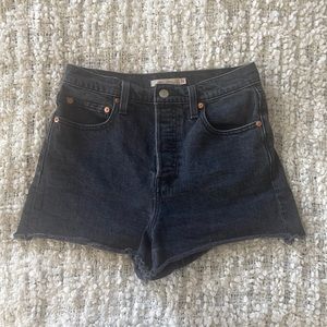 LEVI’S- Black Ribcage shorts